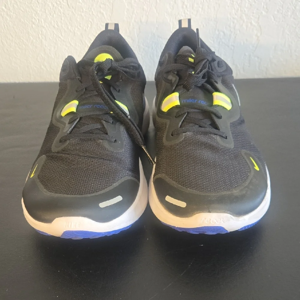 Nike Black and Blue Athletic Shoes - Picture 3 of 11